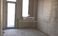 იყიდება ოთხ ოთახიანი ბინა ცაგარელზე ახალაშენებულ, ექსპლუატაციაში შესულ კორპუსში თეთრი კარკასის მდგომარეობაში სტუდიოს ტიპის მისაღებით, სამი საძინებლით, 5,6 კვ.მ აივნით, 15.7 კვ.მ ტერასით, ორი სველი წერტილით, მოჭიმული იატაკით, შელესილი კედლებით, გათბობის მილებით, მეტალოპლასტმასის ფანჯრებით, რკინის კარით და ყველა საჭირო კომუნიკაციით. კორპუსი არის ადაპტირებული. img