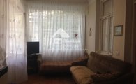 იყიდება სამოთახიანი ბინა ვაკეში, ორი იზოლირებული საძინებლით, ძველი რემონტით, საკუთარი პარკირების ადგილით. img
