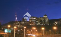 იყიდება 230 კვ.მ ფართის ბინა ვერაზე, ახლადაშენებუ და პრესტიჟულ კორპუსში, ბინა არის შავი კარკასის მდგომარეობაში, ყველა ოთახს აქვს აივანი, ულამაზესი ხედებით ქალაზე. img