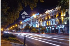იყიდება 108 კვ.მ 4 ოთაიხანი ბინა არასტანდარტულ მაღალჭერიან კორპუსში, თავისუფლების მოედანზე. მისაღები ოთახით, იზოლირებული სამზარეულოთი და სასადილო ოთახით, ორი საძინებლით, ერთი სველი წერტილით, ორი პატარა აივნით. ბინა საჭიროებს კოსმეტიკურ რემონტს, იდეალური ვარიანტია კომერციული დანიშნულებისათვის. img