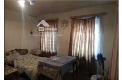 იყიდება 190 კვ.მ ფართის სახლი ვერაზე ვასილ ბარნოვის II შესახვევში. პირველ სართულზეა იზოლირებული სამზარეულო, მისაღები ოთახი, ერთი საძინებელი, ერთი სველი წერტილი, მეორე სართულზეა იზოლირებული სამზარეულო, მისაღები ოტახი, ერთი საძინებელი, ერთი სველი წერტილი, მესამე სართულზეა ერთი ოთახი შავი კარკასის მდგომარეობაში. საჭირო კომუნიკაციებით, გამოდგება კომერციულ ფართადაც img