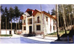 იყიდება წყნეთის ფიჭვნარში , ეკოლოგიურად საუკეთესო და ახალაშენებულ პრესტიჟულ უბანში თანამედროვე სტილის სამსართულიანი საცხოვრებელი სახლი(350 კვ.მ) დიდი აუზით, ბუნებრივი წიწვოვანი ნარგაობის მქონე 1100 კვ.მ ეზოთი,რომელიც კარით უკავშირდება წყნეთის ფიჭვნარის ტყე-პარკს.ეზოში არის: ცალკე მდგომი ავტოფარეხი 2 ავტომანქანისთვის, დიდი აუზი, ბამბუკის ფანჩატური ,დამხმარე ნაგებობები, საძაღლე და სველი წერტილი.ეზო მოპირკეთებულია ბაზალტის ქვით. სახლის პირველ სართულზე განთავსებულია:სამზარეულო საკუჭნაოთი, კაბინეტი,დიდი მისაღები ოთახი მარმარილოს ბუხრით და დიდი მრგვალი ვერანდით,სველი წერტილი და ჰოლი დამხმარე სათავსოთი. მეორე სართულზე მდებარეობს ვერანდა, სველი წერტილი და ხუთი საძინებელი ოთახი საკუთარი აივნებით.მესამე სართული მანსადული ტიპისაა(100კვ.მ) სამი საკუჭნაოთი და ვერანდით. სახლის შიდა მოპირკეთებისათვის გამოყენებულია წაბლის ხის მასალა.სახლს გააჩნია მუდმივი წყალი,გაზი,დენი,გათბობა,ინტერნეტი და სიგნალიზაცია. img