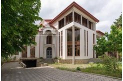 იყიდება 3 სართულიანი კერძო სახლი წყნეთში, ფასადი არის სრულად მოწერიგებული, შიდა ფართი არის კარკასულ მდგომარეობაში, აქვს 2000 კვ.მ ფართის ეზო. img