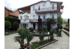 იყიდება 3 სართულიანი კერძო სახლი დუშეთის რაიონში, წითელსოფელში, სახლი არის გარემონებული, საცხოვრებელი ფართია 230 კვ.მ , აქვს 160 კვ.მ საზაფხულო ფართი და ვერანდები, სახლს აქვს 2000 კვ.მ ფართის გამწვანებული და მოწესრიგებული ხეხილიანი ეზო, ბასეინით, ეზოს ესაზღვრება მდინარე არაგვი. img