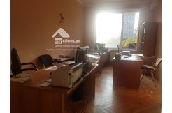 იყიდება 390 კვ.მ საოფისე ფართი საბურთალოზე, ვაჟა-ფშაველას გამზირზე, მეტრო დელისთან ახლოს, ბიზნესცენტრში, , ძველი რემონტით. არის ორი დამოუკიდებელი ფართი 2 შესასვლელით თუმცა შესაძლებელია მათი გაერთიანებაც. იყიდება ორივე ფართი ერთადაც და ცალ-ცალკეც. პირველის კვადრატულობა არის 287 კვ.მ. არის 10 ოთახი, 2 სამზარეულო და 2 სველი წერტილი, ხოლო მეორეს ფართი შეადგენს 105 კვ.მ.ს, შედგება 6 ოთახისგან და არის 1 სველი წერტილი. img