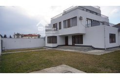 იყიდება კერძო სახლი გადაკეთებული საოფისე ფართად დიღომი 7, ში გოდერძი ჩოხელის ქუჩაზე. სამსართულიანი ცალკე მდგომი ახალი აშენებული შენობა, 770 კვ. მ. მიწა 1000 კვ. მ. შენობა არის კორიდორული სისტემის, 14 თანაბარი ფართის ოთახი, 1 დიდი საკონფერენციო ოთახი. ყველა საჭირო კომუნიკაციით.
img