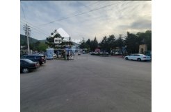 იყიდება წყნეთის ცენტრში, საუკეთესო საინვესტიციო, აწყობილი სტაბილური საიჯარო შემოსავლით და ამასთან რაც მთავარია ქსელური კომპანიებზე გაქირავებული უძრავი ქონება.. ასევე აქვს პატარა ორსართულიანი აგარაკის სტილის სახლი და ეზო. img