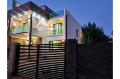 იყიდება 304კვ.მ “townhouse” ის ტიპის, 3 სართულიანი კერძო სახლი ორთაჭალაში დიდი ხეივნის ქუჩაზე პრესტიჟულ უბანში. მისაღები ოთახით, იზოლირებული სამზარეულოთი, 5 საძინებლით, 3 სველი წერტილით, სამი აივნით, 80 კვ.მ ტერასით. 210 კვ.მ ეზოთი img