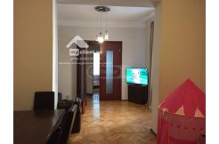 იყიდება აბაშიძის ქუჩაზე ძველ არასტანდარტულ მაღალჭერიან კორპუსში 3 ოთახიანი ბინა 2 საძინებელით, 2 სველი წერტილით, აივანით img