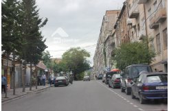 იყიდება 358 კვ მ მიწის ნაკვეთი და მასზე განთავსებული შენობა, ნაგებობა საბურთალოზე, დოლიძის ქუჩაზე. უძრავი ქონება იდეალურია როგორც საცხოვრებლად ასევე საინვესტიციოდ. img