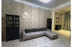 იყიდება ვაკეში ფალიაშვილის ქუჩაზე ძველ მყარ მაღალჭერიან სახლში 2 ოთახიანი გარემონტებული ბინა როელიც დაგეგმარებულია იზოლირებულისამზარეულო, ცალკე საძინებელი, მისაღები ოთახით, სველი წერტილით, აივანით კორპუს აქვს ლიფტი img
