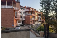 იყიდება 5 ოთახიანი ახალაშენებული ბინა მთაწმინდაზე მამა დავითის ეკელსიასთან. დიდი მისაღები ოთახით, ოთხი საძინებით, ორი სველი წერტილით, ორი დიდი აივნით, ფანტასტიური ხედებით ქალაქზე, ცენტრალური გათბობის სისტემით და ყველა საჭირო კომუნიკაციით. იდეალური ვარიანტია როგორც საცხოვრებლად ასევე საინვესტიციოდ . img
