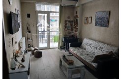 იყიდება სტუდიოს ტიპის ორ ოთახიანი ახალაშენებული და გარემონტებული ბინა ვაშლიჯავრში მაღალ პირველ სართულზე, ერთი საძინებლით, ერთი სველი წერტილით, აივნით, ცენტრალური გათბობის სისტემით, ავეჯით, ტექნიკით და ყველა საჭირო კომუნიკაციით. img