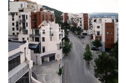 იყიდება 3 ოთახიანი გარემონტებული ბინა ბაგებში მეტრა პარკის კომპლექსში ბინა დაგეგმარებულია სტუდიო 2 საძინებელი სველი წერტილი აივანი კორპუსი დაცულია გამწვანებულია img