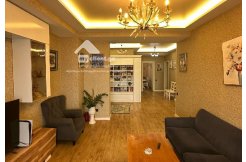 იყიდება 4 ოთახიანი ახალაშენებული და გარემონტებული ბინა დიღმის მასივში სამშენებლო კომპანია ტრიდეს საცხოვრებელ კომპლექსში მე 14 სართულზე. ბინა არის ნათელი და გამჭოლი იზოლირებული სამზარეულოთი, სამი საძინებლით აქედან ორი საძინებელი არის მასტერი, სამი სველი წერტილით, ორი აივნით, პატარა სათავსო ოთახით, ცენტრალური გათბობის სისტემიტ, ბინაში თითქმის სრულად რჩება ავეჯი და ტექნიკა. კორპუსი აღჭურვილია დაცვის სისტემით, შიდა გამწვანებული სივრცითა და საბავშვო მოედნით. იდეალური ვარიანტია საცხოვრებლად. img